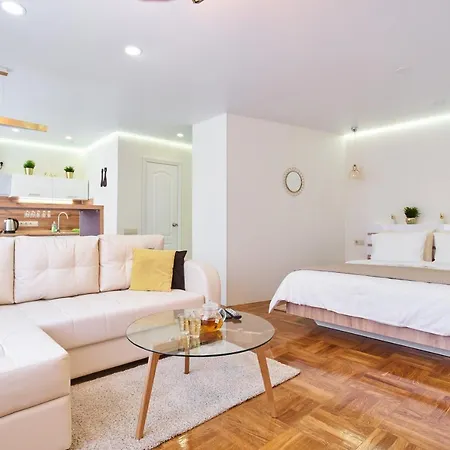 Rentbel White Hall Apartament *